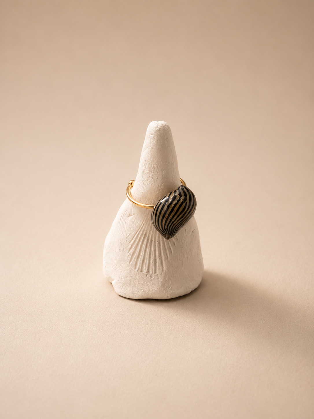 Bague en acier inoxydable ornée d’un coquillage naturel aux nuances gris, beige et noir, bijou artisanal inspiré de la mer et du bord de mer.