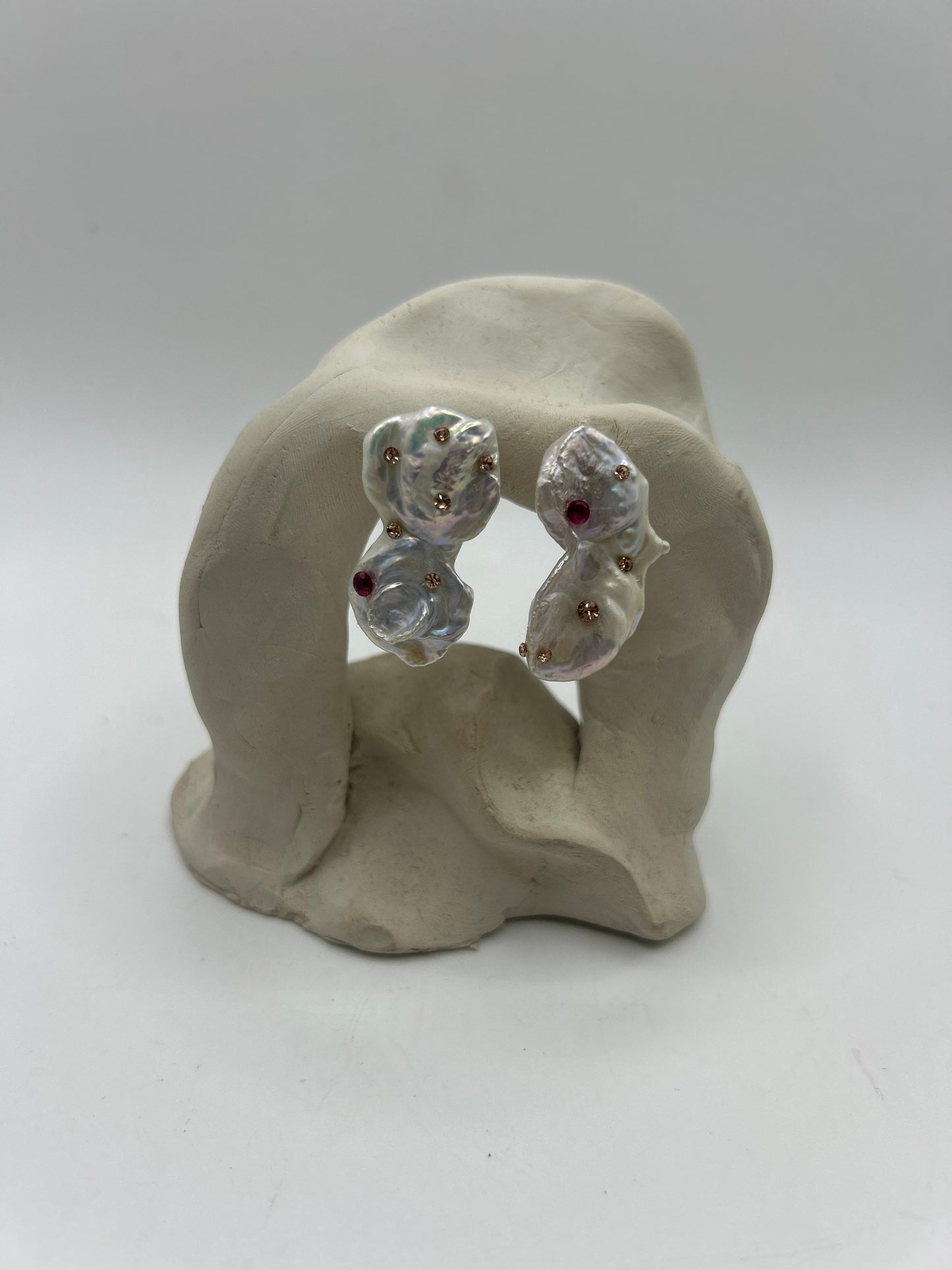 Boucles d’Oreilles Perles Biwa & Cristaux Swarovski – Création Artisanale Élégante | Pièce Unique