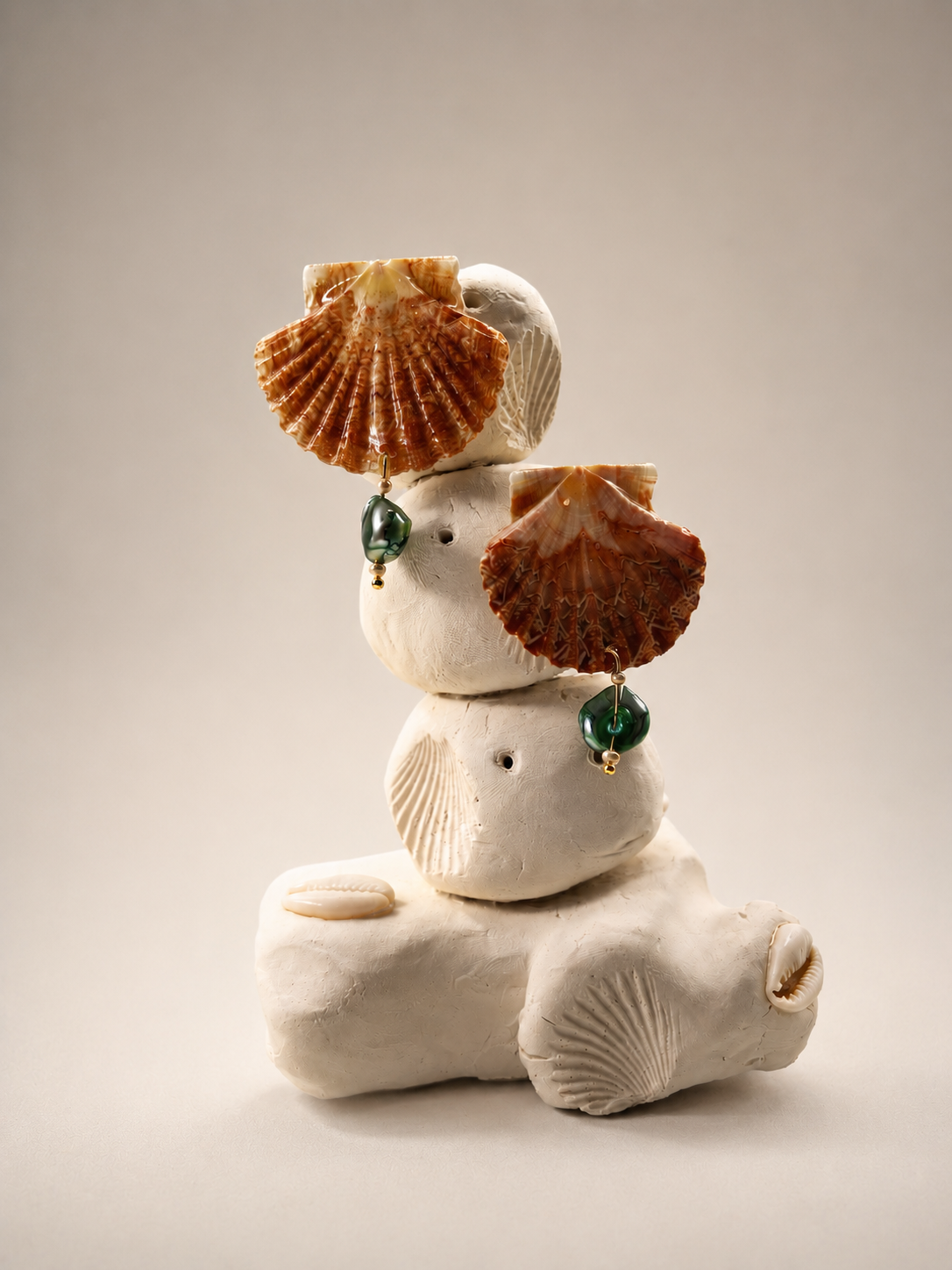 Boucles d’oreilles coquillage artisanales en coquilles Saint-Jacques naturelles avec perles vert émeraude, bijou marin fait main inspiré de l’océan et du bord de mer.