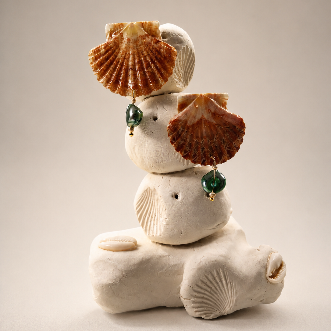 Boucles d’oreilles coquillage artisanales en coquilles Saint-Jacques naturelles avec perles vert émeraude, bijou marin fait main inspiré de l’océan et du bord de mer.
