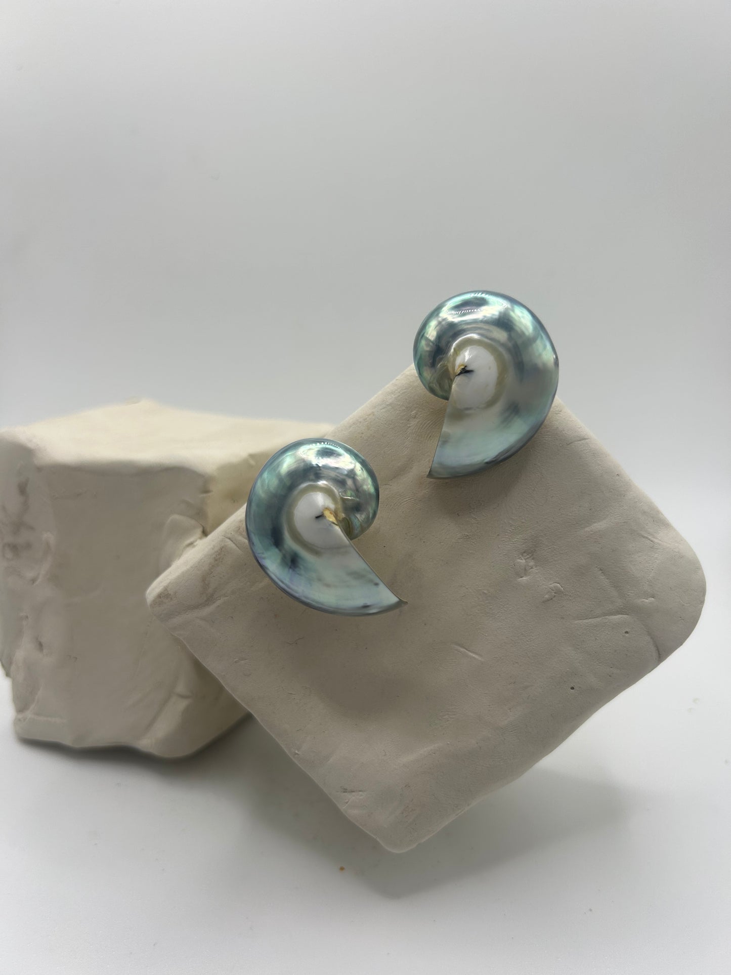 Boucles d’oreilles en coquillage nacré – Bijou artisanal unique