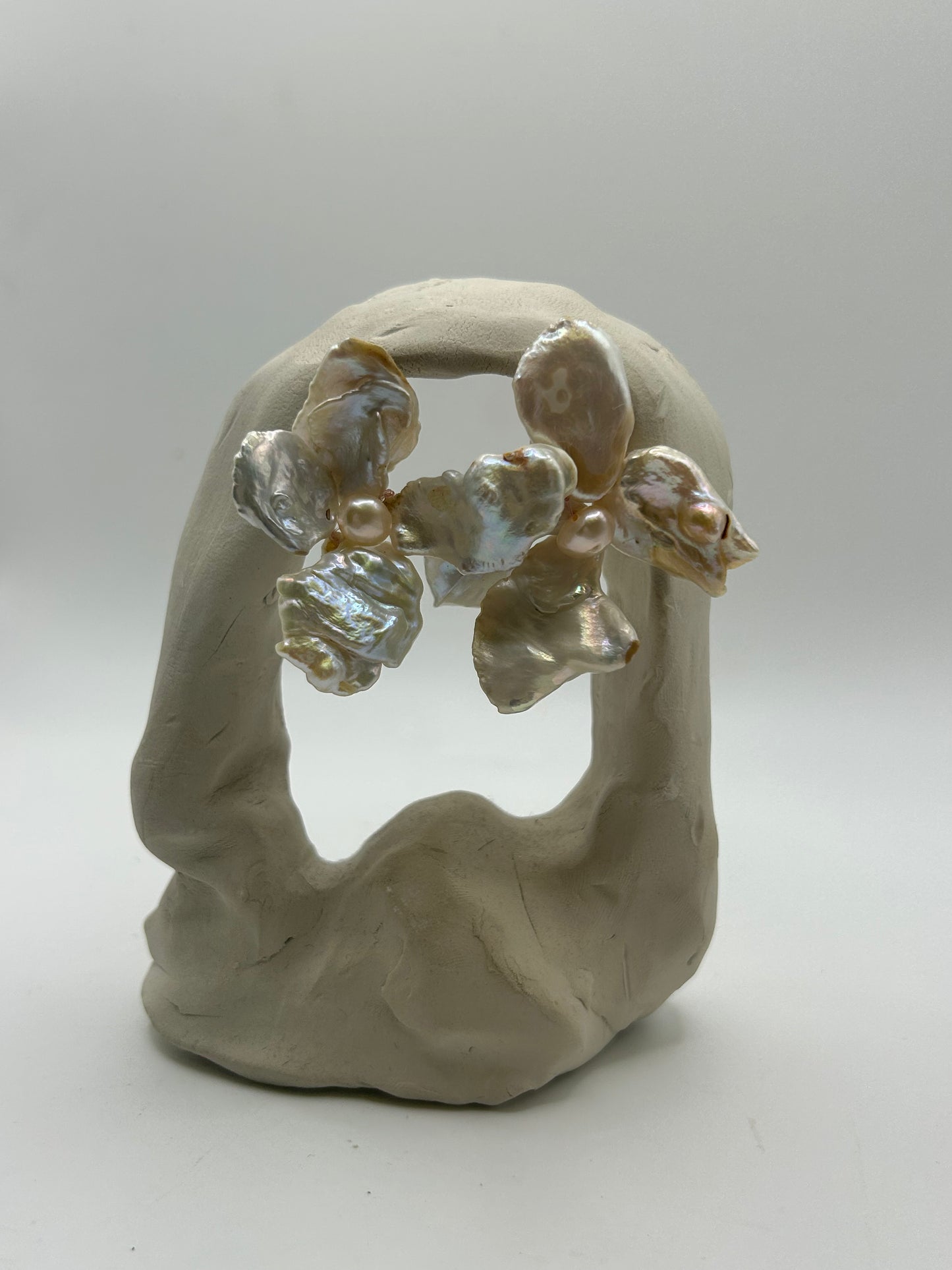 Boucles d’oreilles artisanales en perles Biwa blanches naturelles formant une fleur élégante, création unique inspirée de la mer et du style bohème chic.