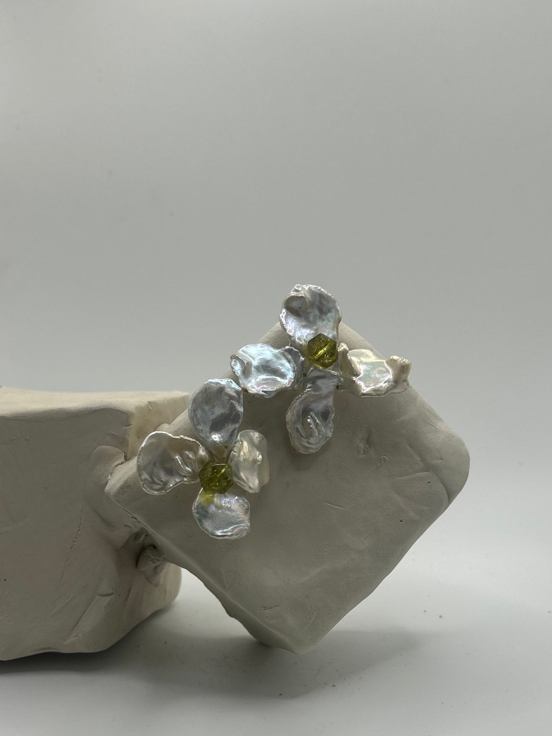 boucle d'oreille en perle de culture et pierre péridots au centre pièce unique faite main 