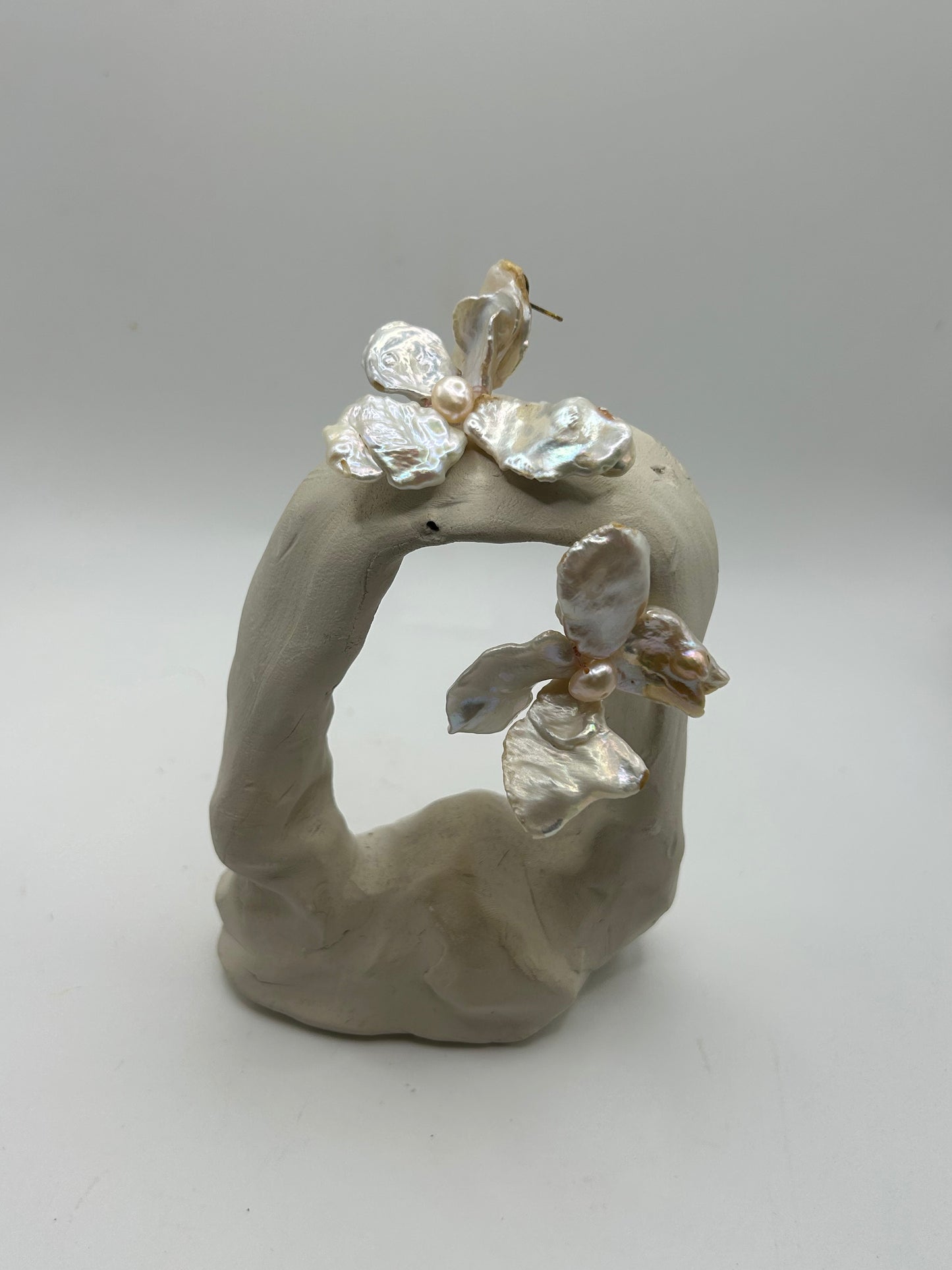Boucles d’oreilles artisanales en perles Biwa blanches naturelles formant une fleur élégante, création unique inspirée de la mer et du style bohème chic.