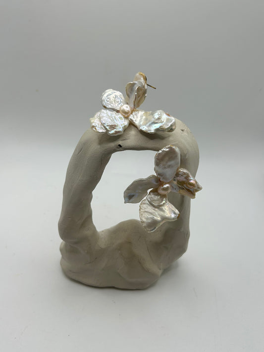 Boucles d’oreilles artisanales en perles Biwa blanches naturelles formant une fleur élégante, création unique inspirée de la mer et du style bohème chic.