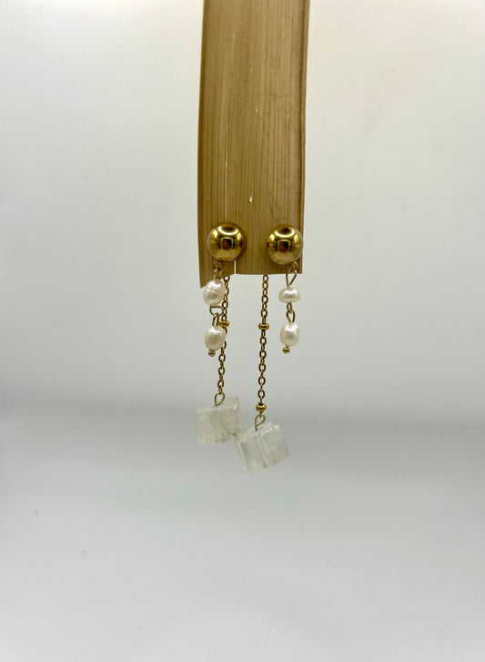 Boucles “Double Lumière” – Quartz aura & perles de culture