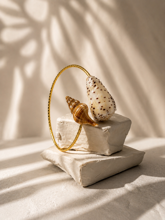 Craquez pour ce bracelet coquillage doré en acier inoxydable. Un bijou marin élégant, résistant à l’eau et parfait pour un style bohème chic et solaire.
