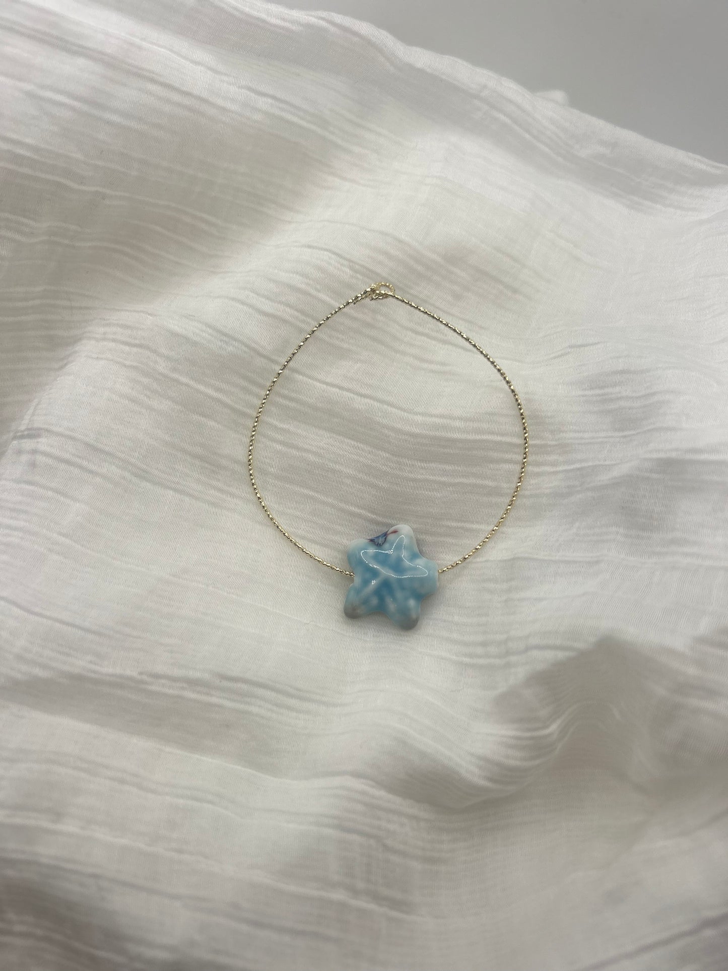 bracelet plaque or 14k  avec etoile de mer bleu en ceramique bijoux fin et sprirituel