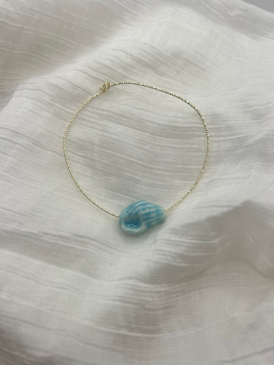 bracelet coquillage en céramique bleu plaque or 14k bijou fin pièce unique 