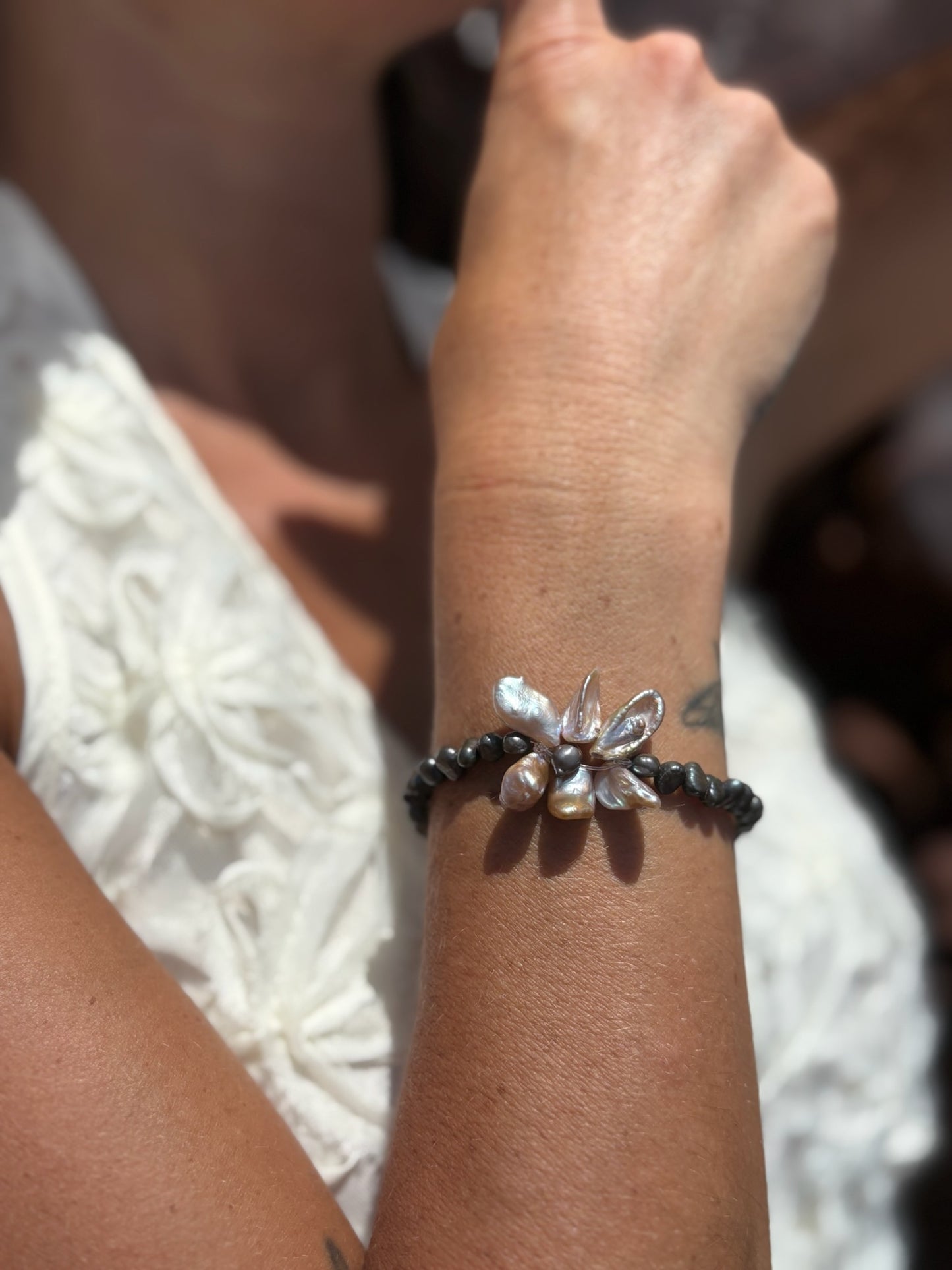 Bracelet "Éclat Nocturne" – Perles de culture noires & fleur violette