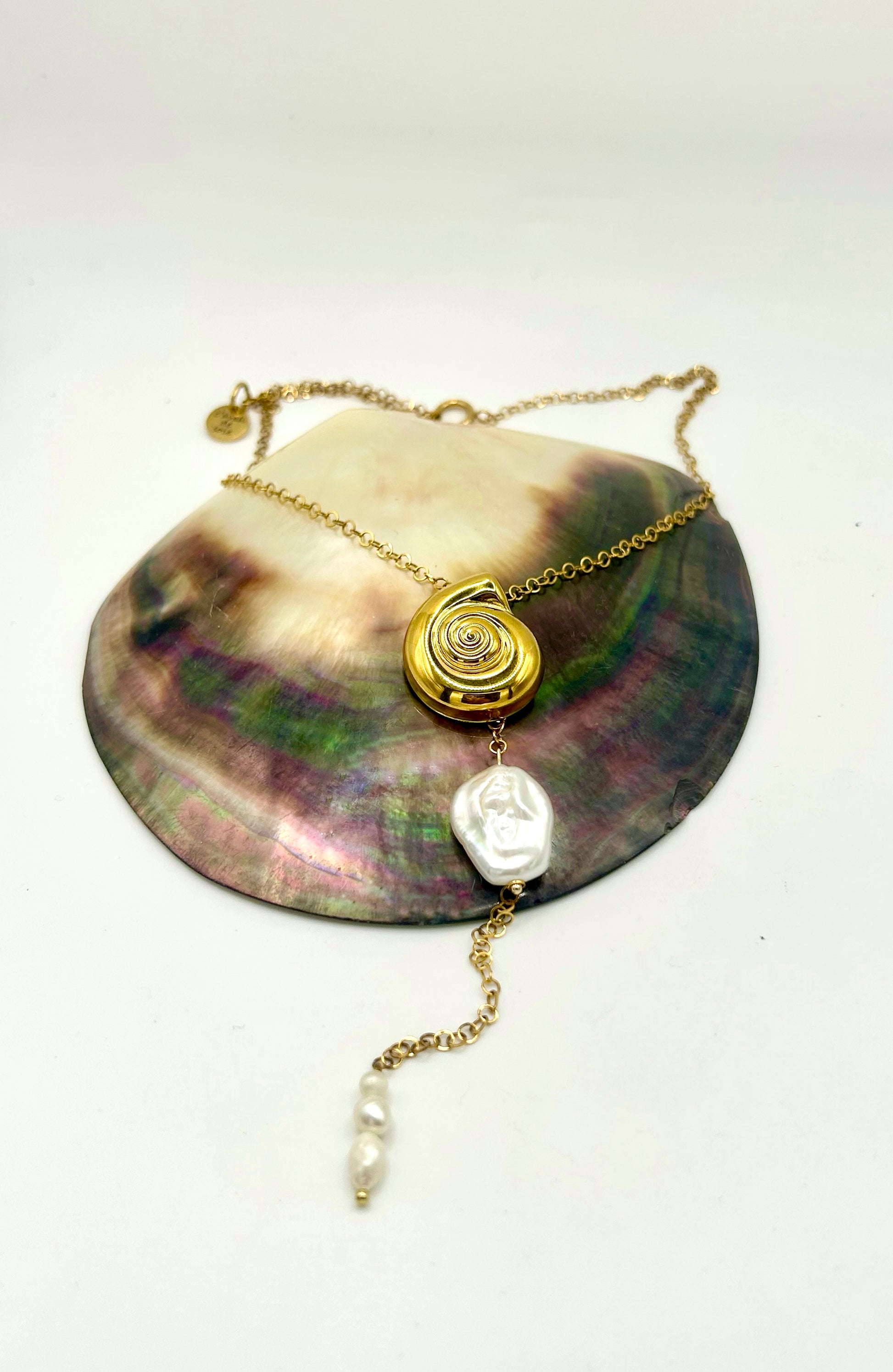 Collier de dos ou de décolleté en coquillage doré, ainsi que Perle  de culture