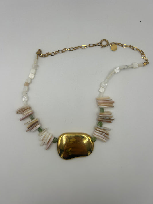 Collier Plastron Doré – Perles de Coquillage & Aventurine