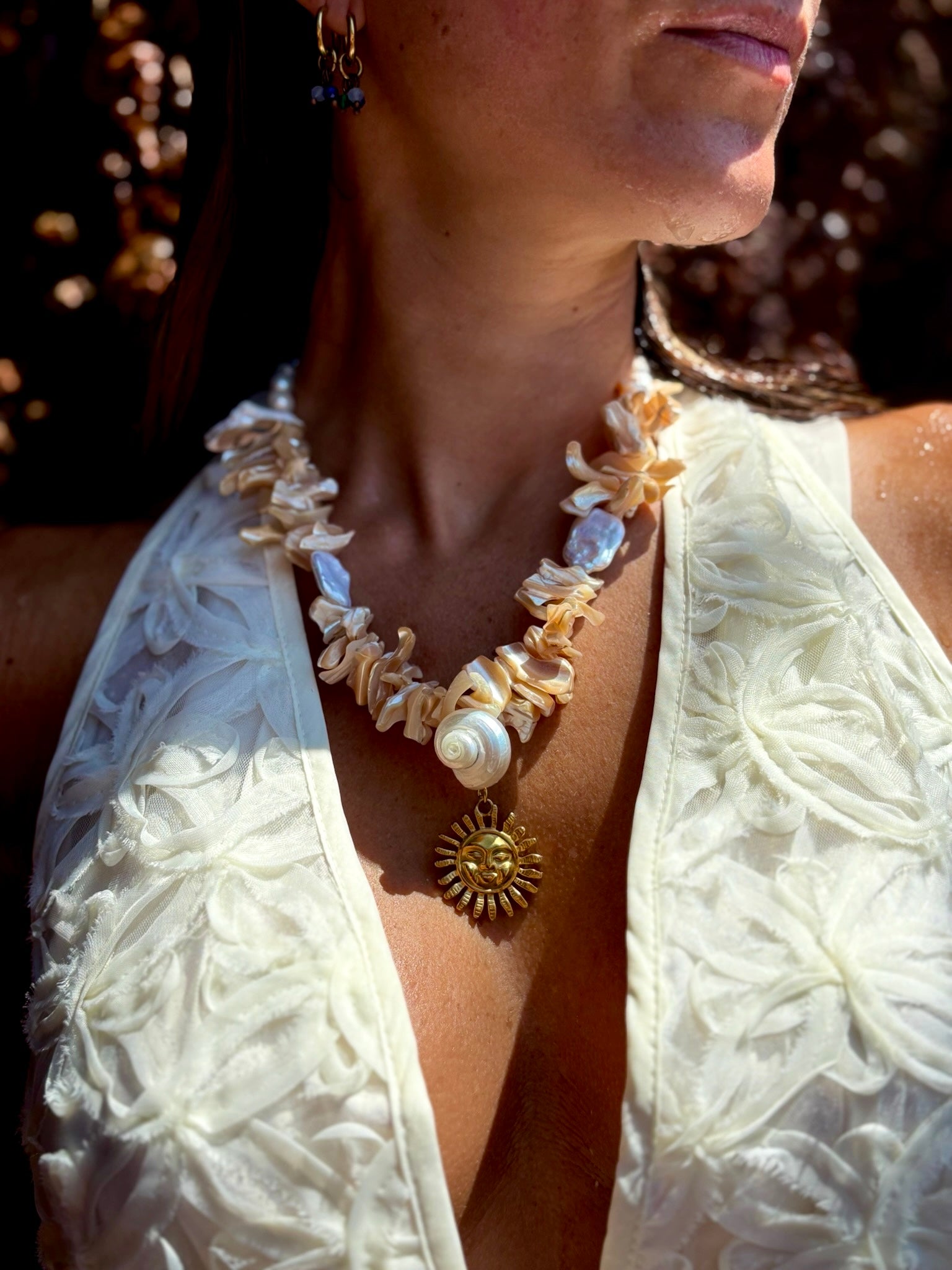 Collier en coquillage et soleil suspendu 