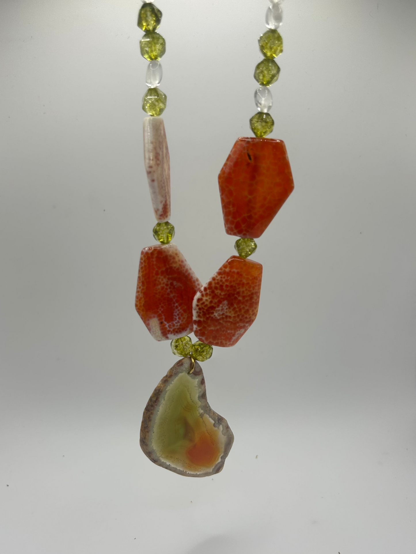 collier pièce unique en Agathe orange  et verte et pierre de péridot 