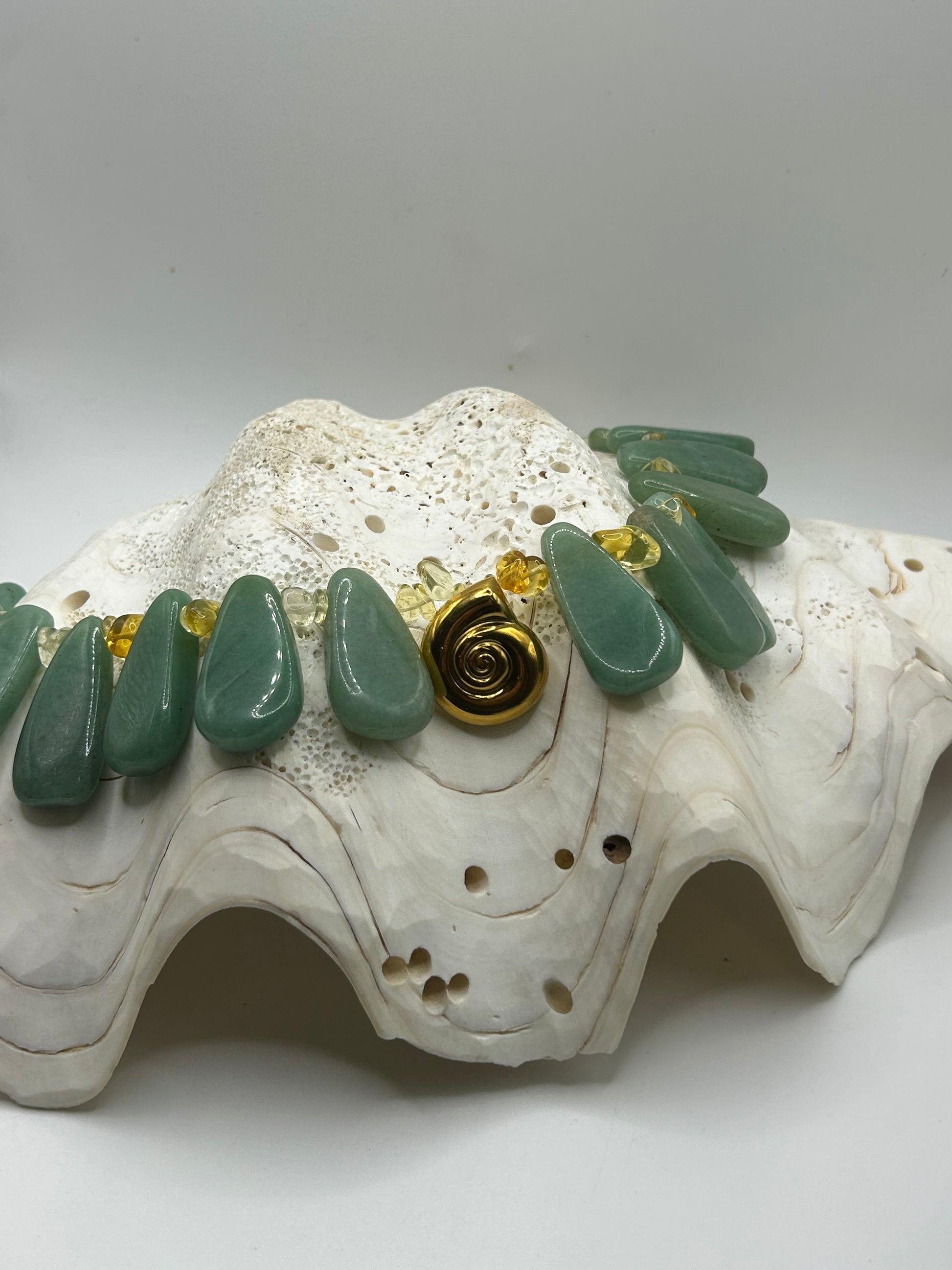   Bijou océan collier pierres naturelles vertes et jaunes pendentif coquillage