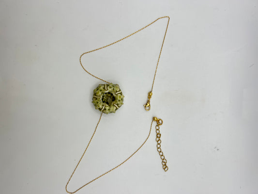 Collier oursin naturel sur chaîne fine en acier inoxydable – Bijou marin artisanal