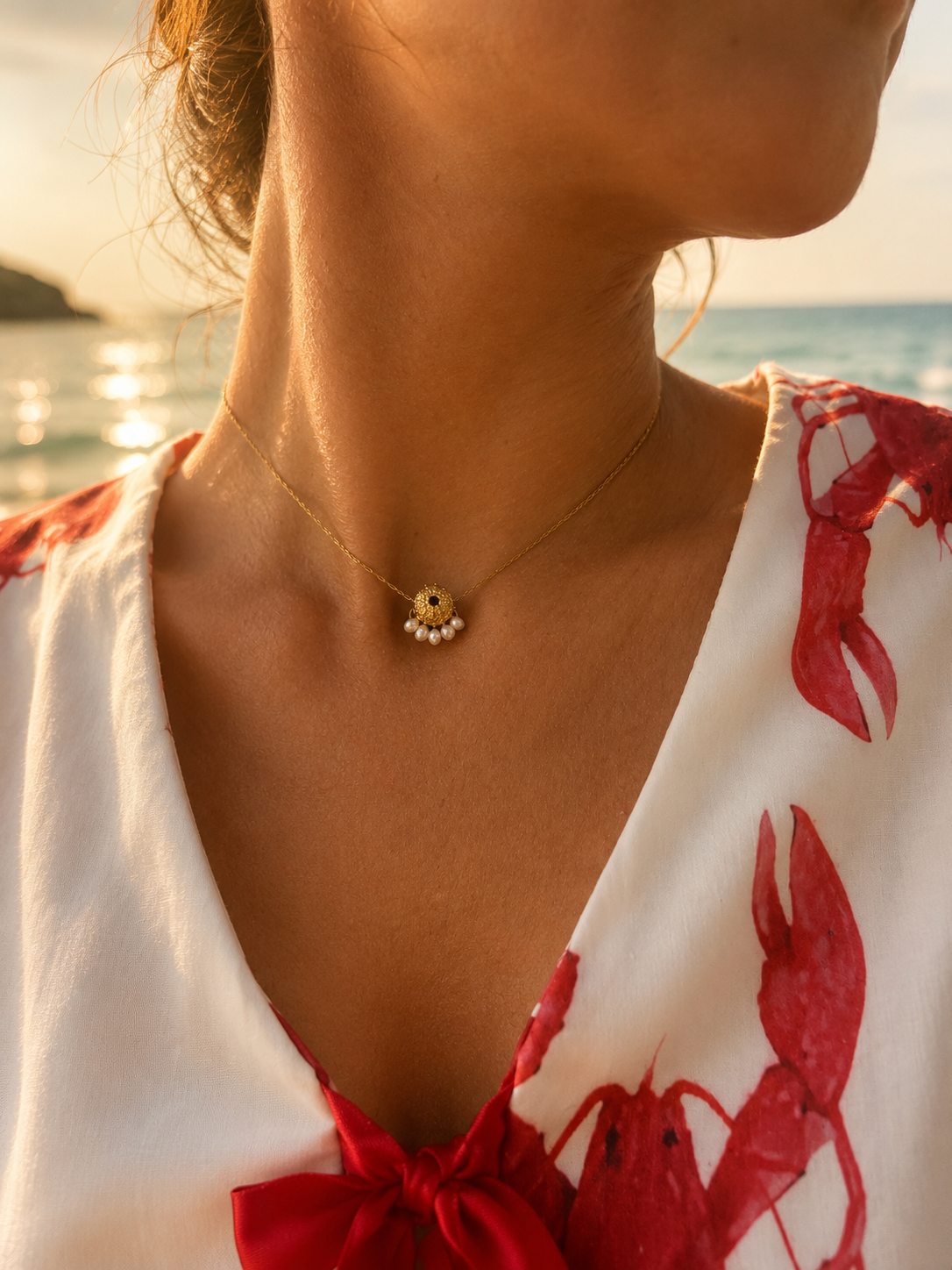 collier oursin en plaqué or avec perles  d'eau douce porté du cou bijou artisanal c'avah de soie