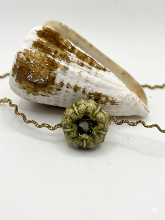 Collier en acier inoxydable avec chaîne zigzag et pendentif oursin vert naturel, pièce unique artisanale inspirée de l’océan et du bord de mer.