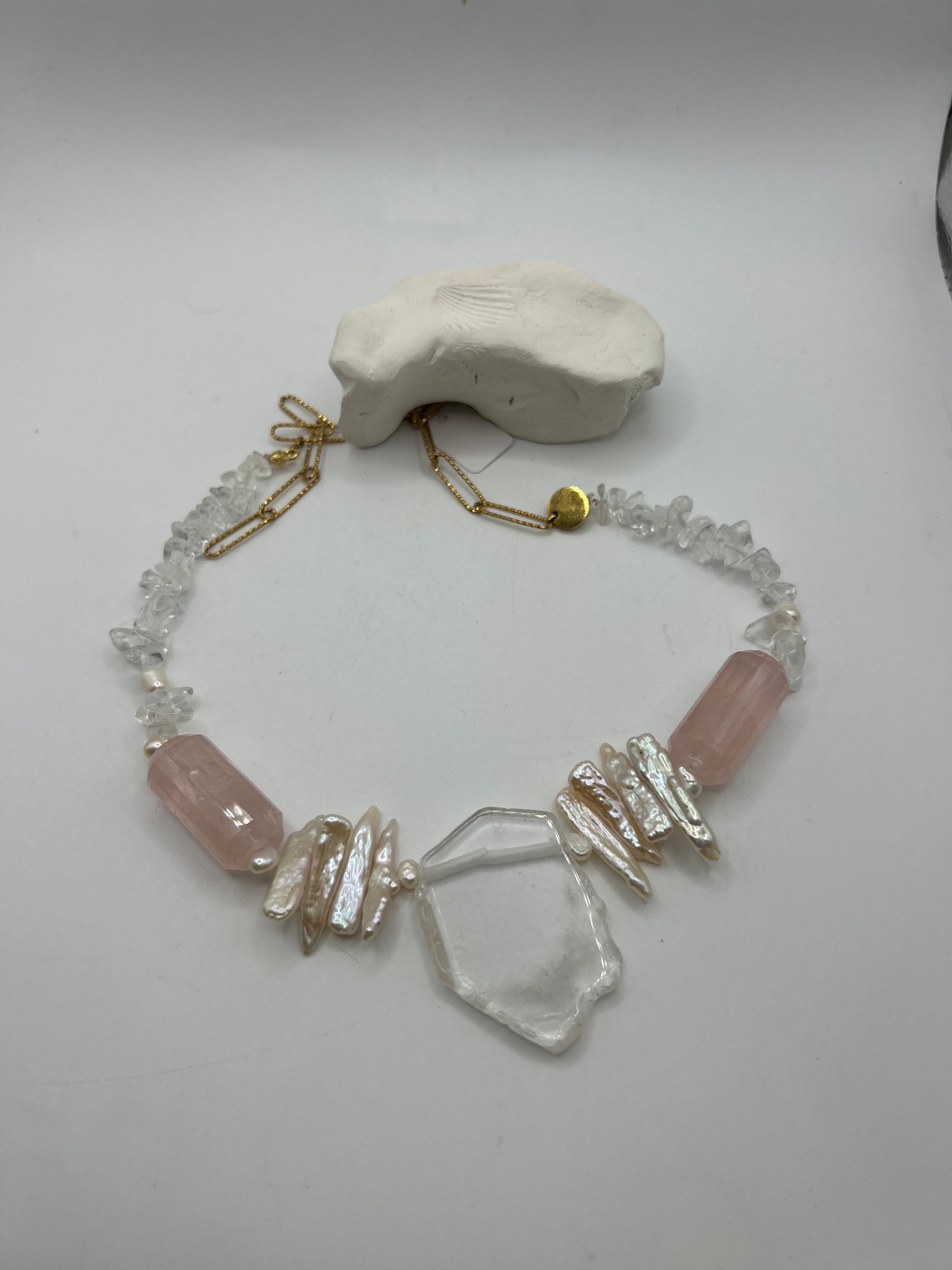     Collier quartz rose quartz blanc perle Biwa bijou spirituel doux et élégant 