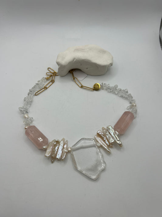      Collier quartz rose quartz blanc perle Biwa bijou spirituel doux et élégant 