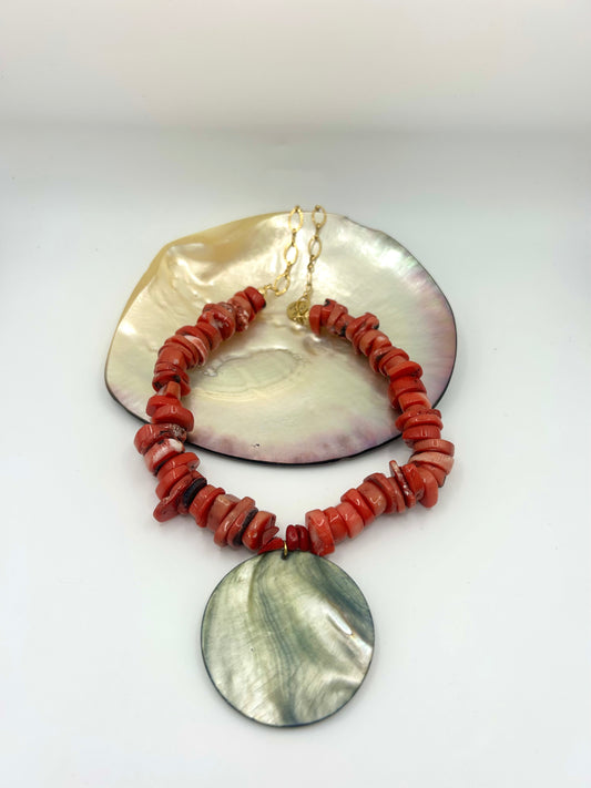 Collier en corail et nacre verte 