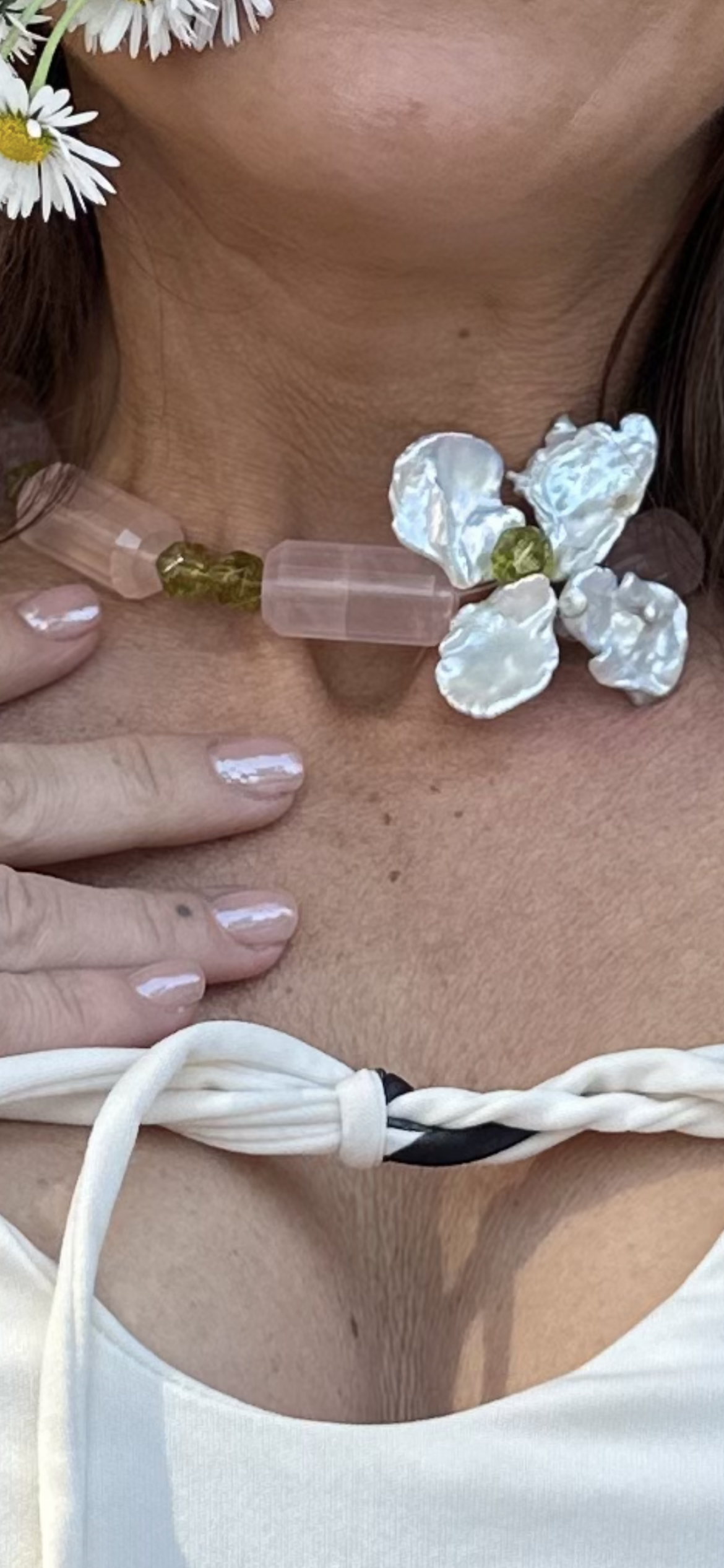 collier en quartz rose piece unique artisanal en perle de culture fleur et perle de peridot