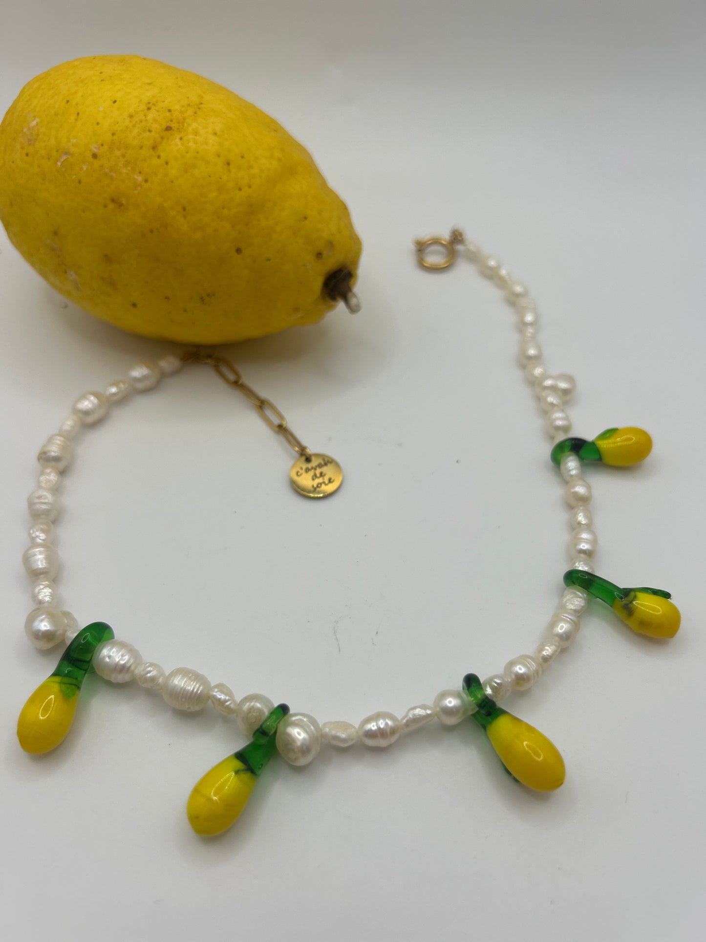 Collier “Dolce Vita” – Perles de culture & citrons en verre (40 cm)