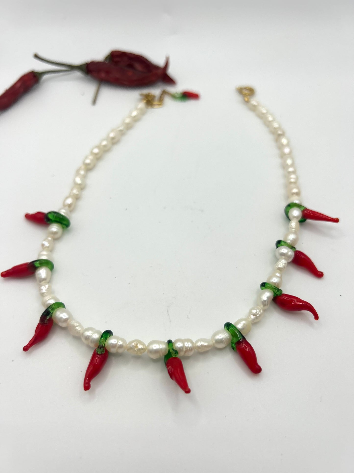 Collier “Caliente Pop” – Perles de culture & piment en verre