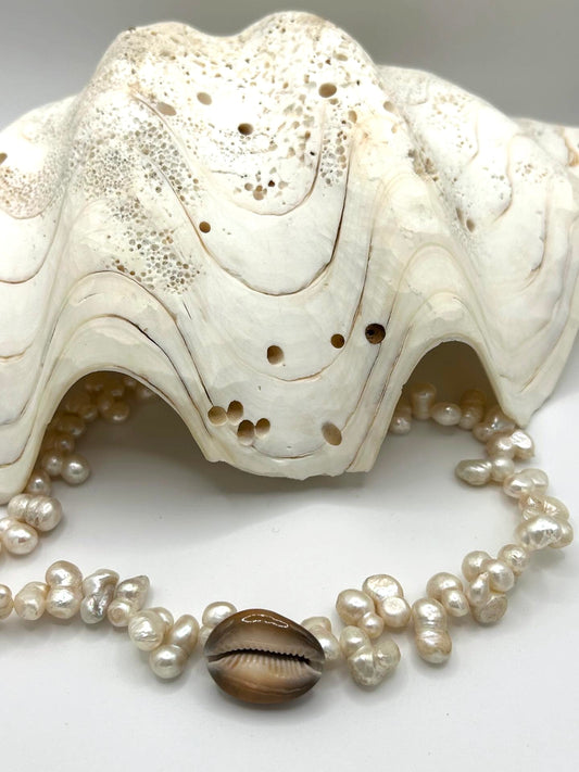 
Collier en perles de culture d’eau douce et caurie  centré au milieu 