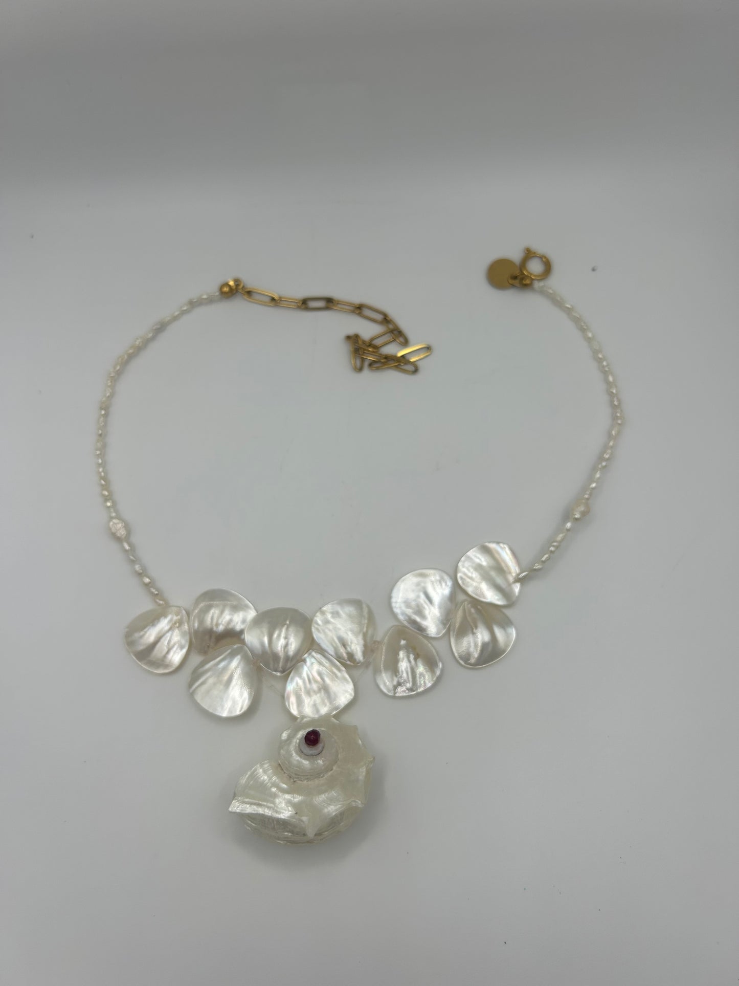 Collier Perles de Culture & Nacre – Coquillage Suspendu