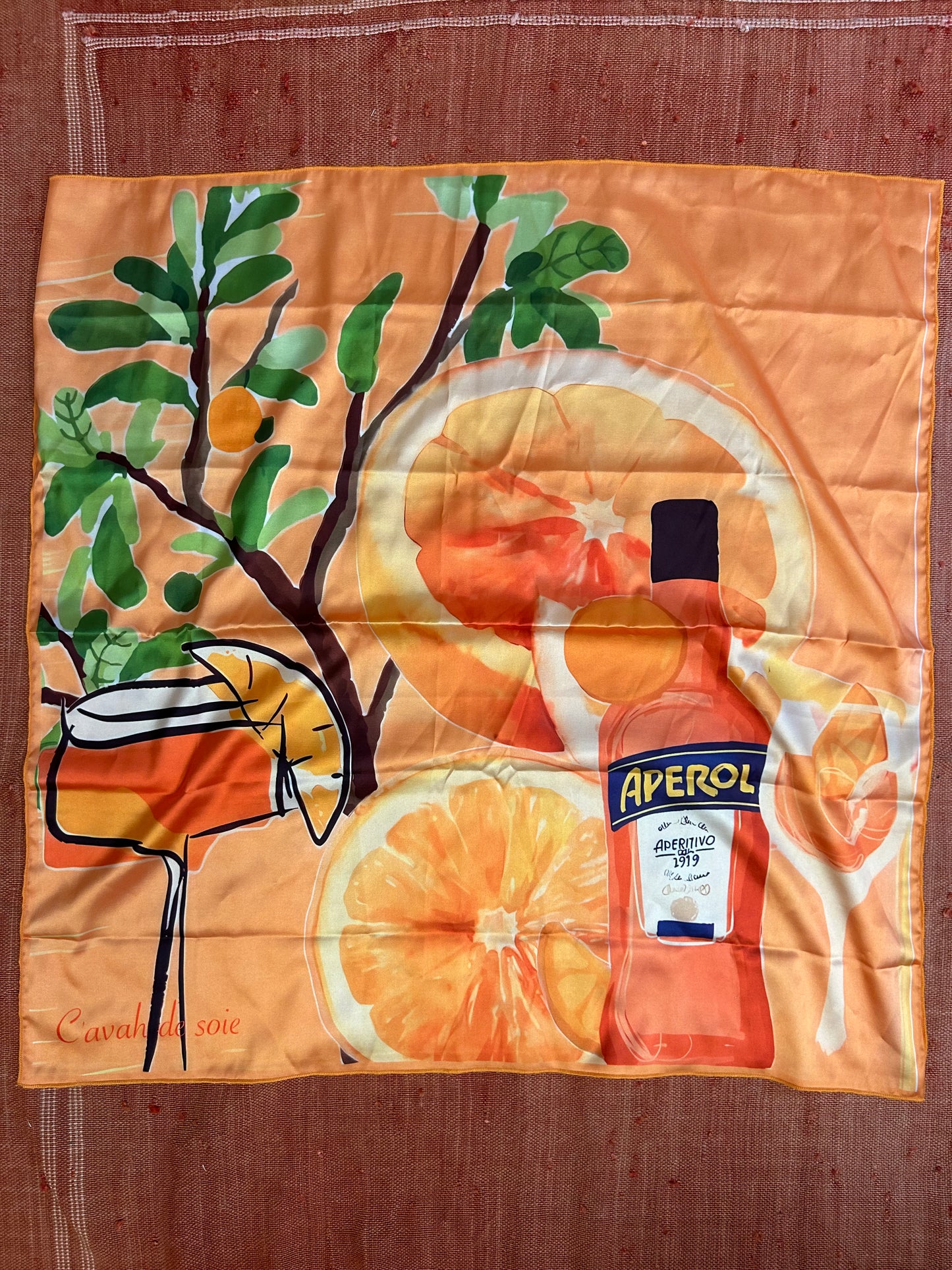 Foulards été toucher soie faits main pièces uniques motifs marins et estivaux : crabe et cocktail jaune, Aperol Spritz orange, homard rouge orangé style bohème chic