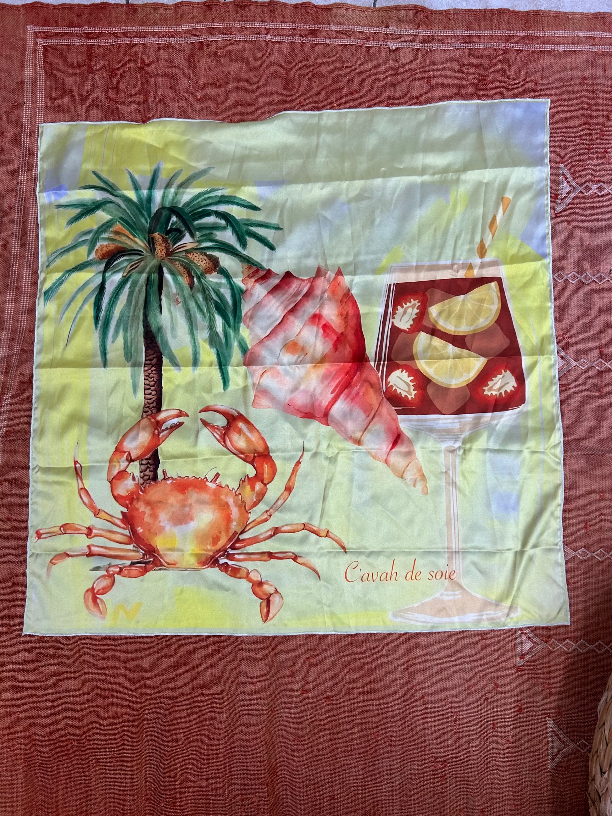Foulards été toucher soie faits main pièces uniques motifs marins et estivaux : crabe et cocktail jaune, Aperol Spritz orange, homard rouge orangé style bohème chic