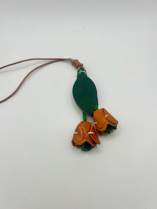 Bijou de sac fleur en cuir