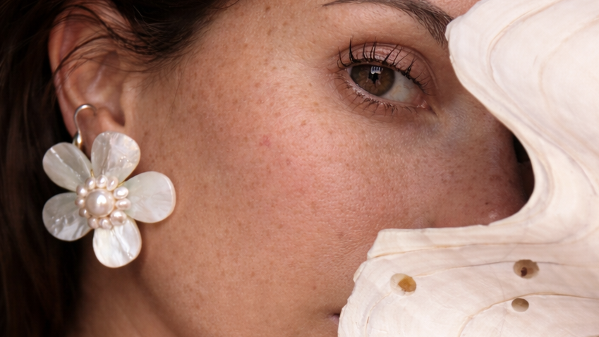 boucle d'oreille fleur nacre et perle de culture pièce unique