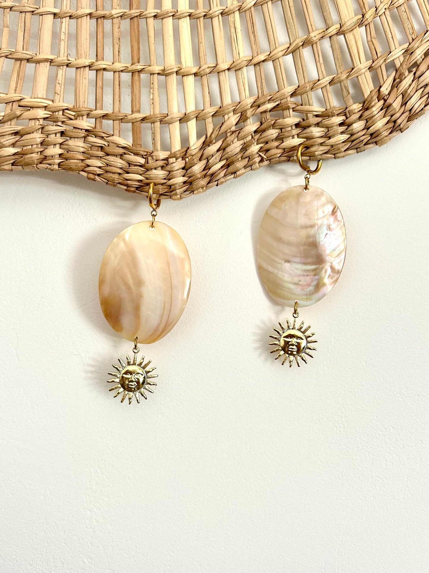 ✨ Boucles d’oreilles Soleil & Nacre – Acier inoxydable doré ✨