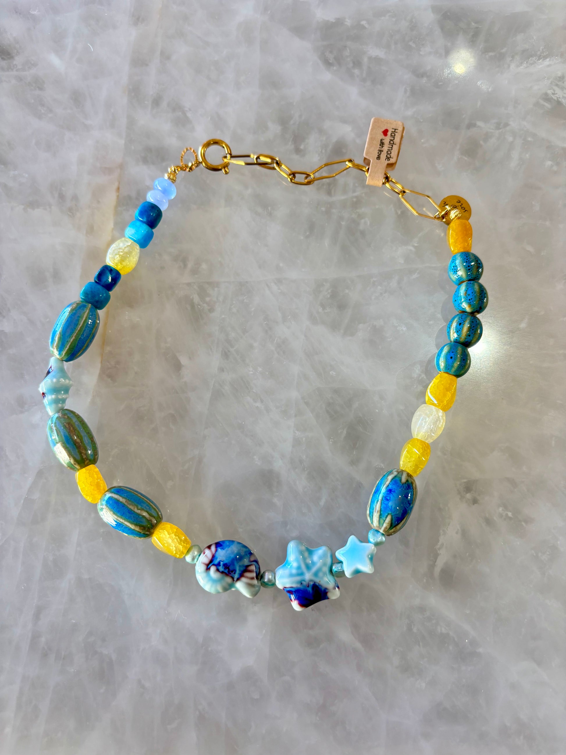 collier céramique coquillage et Agathe jaune et bleu