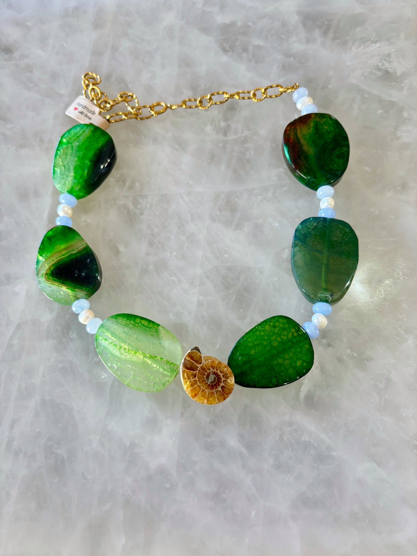 collier en agate verte et ammonites centrale pièce unique 