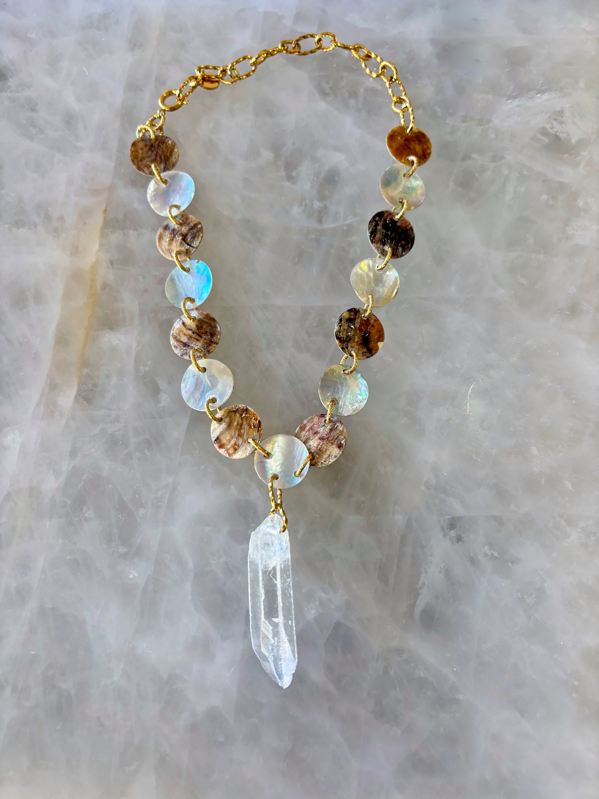 collier quartz blanc spirituel et nacre blanche 