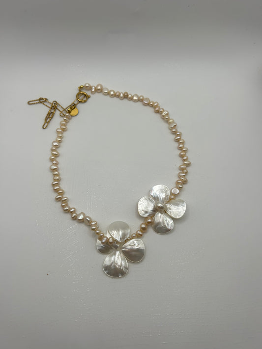 Collier Fleur de Nacre & Perles de Culture – Élégance Intemporelle