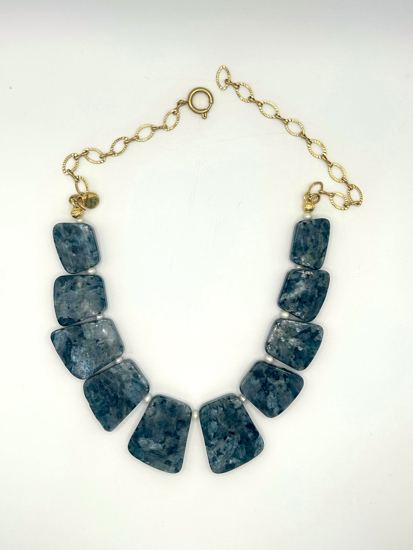 Aura mystique – Collier en labradorite & acier doré