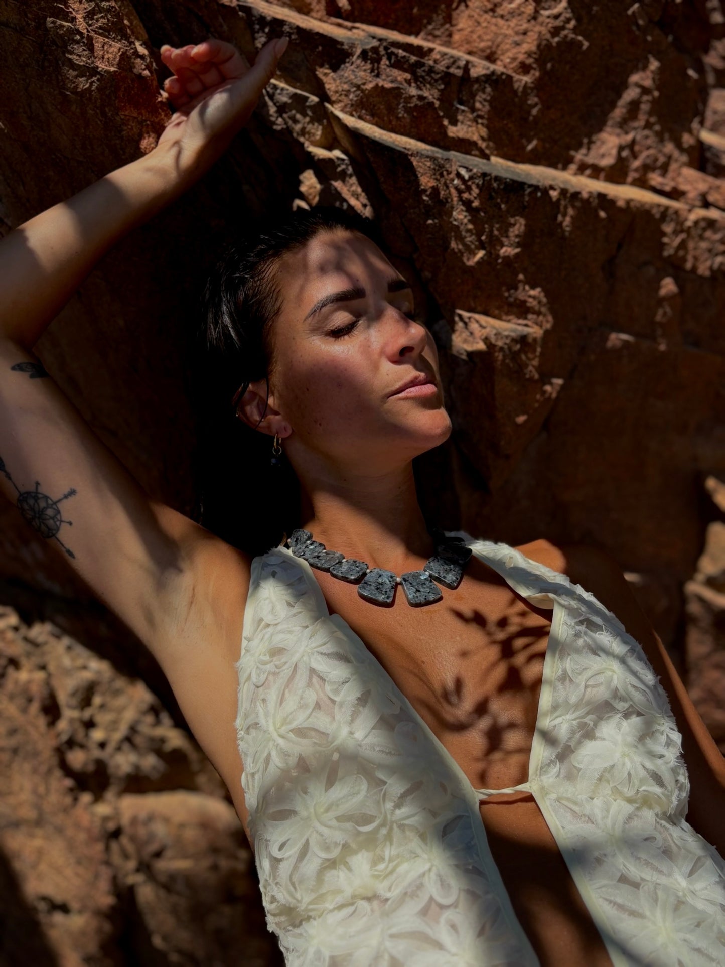 Aura mystique – Collier en labradorite & acier doré