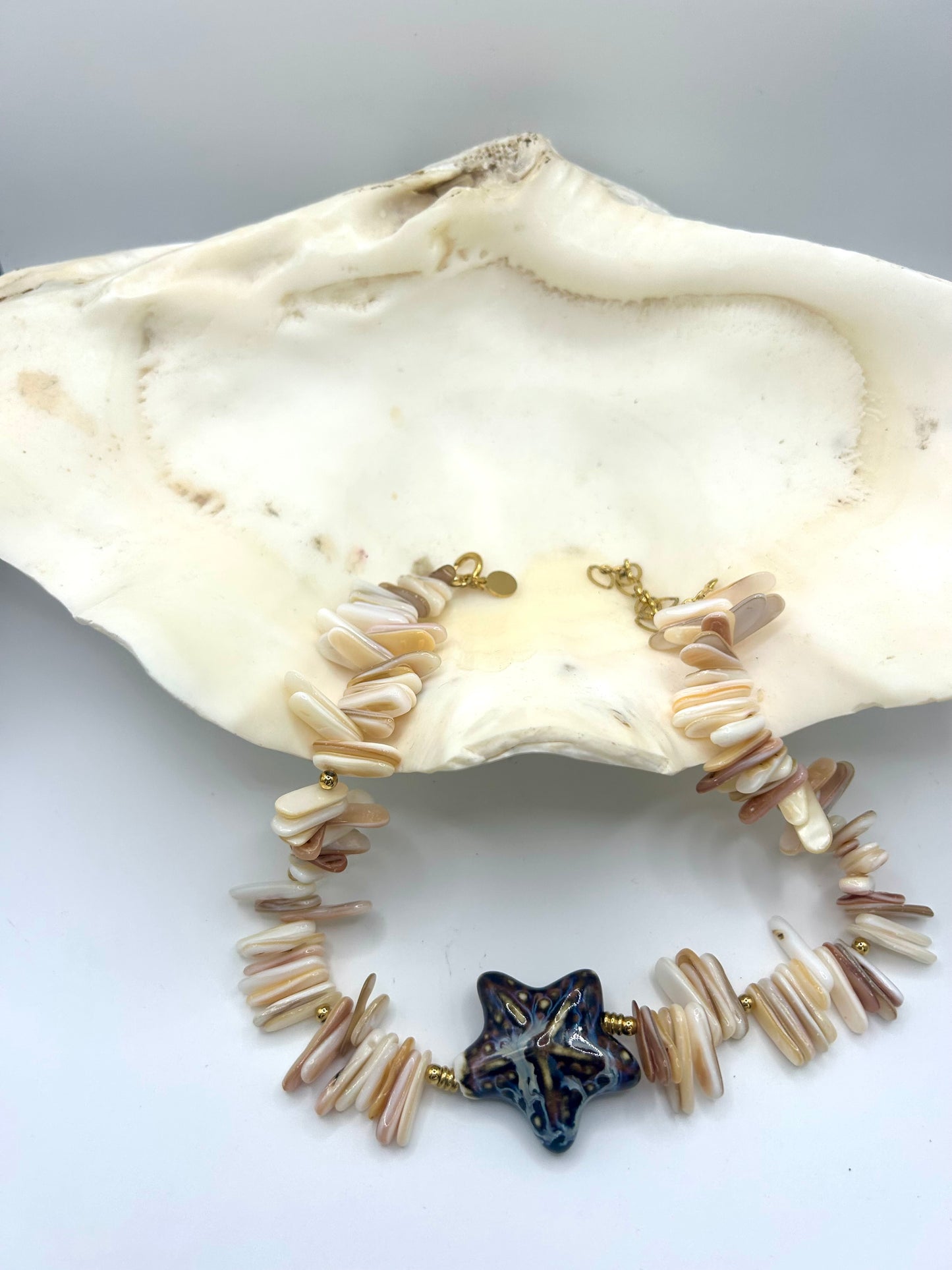 Collier "Étoile de Mer" – Coquillages naturels et étoile en céramique émaillée
