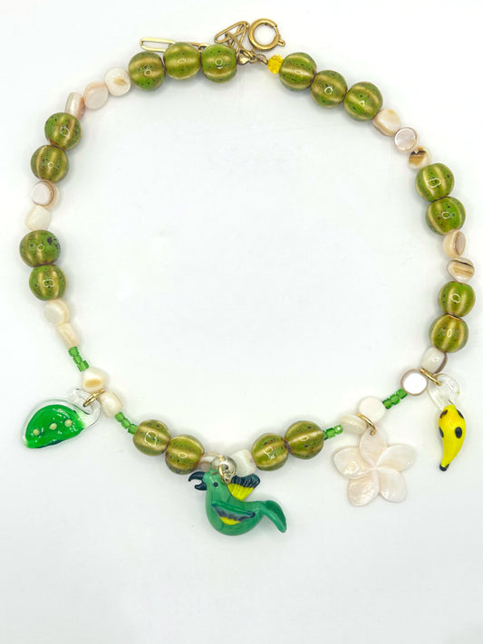 Collier perroquet vert et céramique 