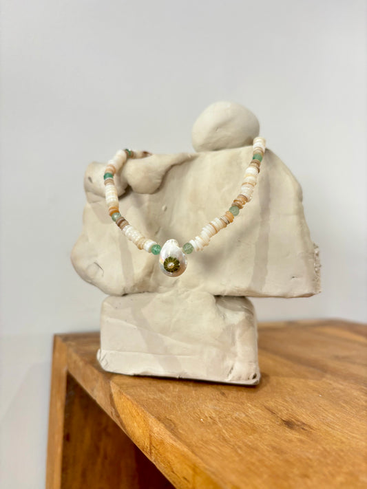 collier coquillage et oursin vert sur perle d'eau douce et pierre aventurine spirituel 