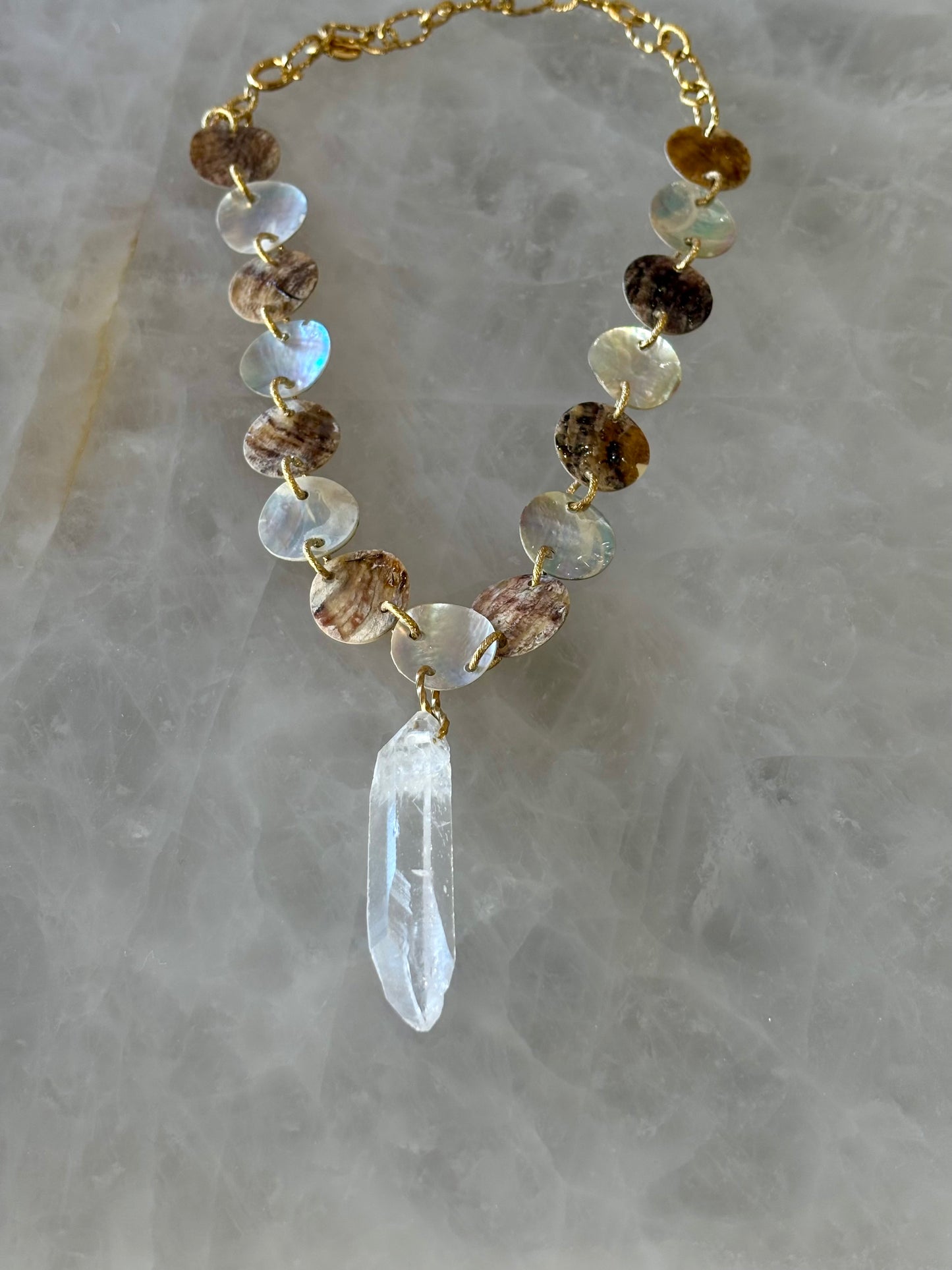 collier protecteur quart blanc et nacre spirituel