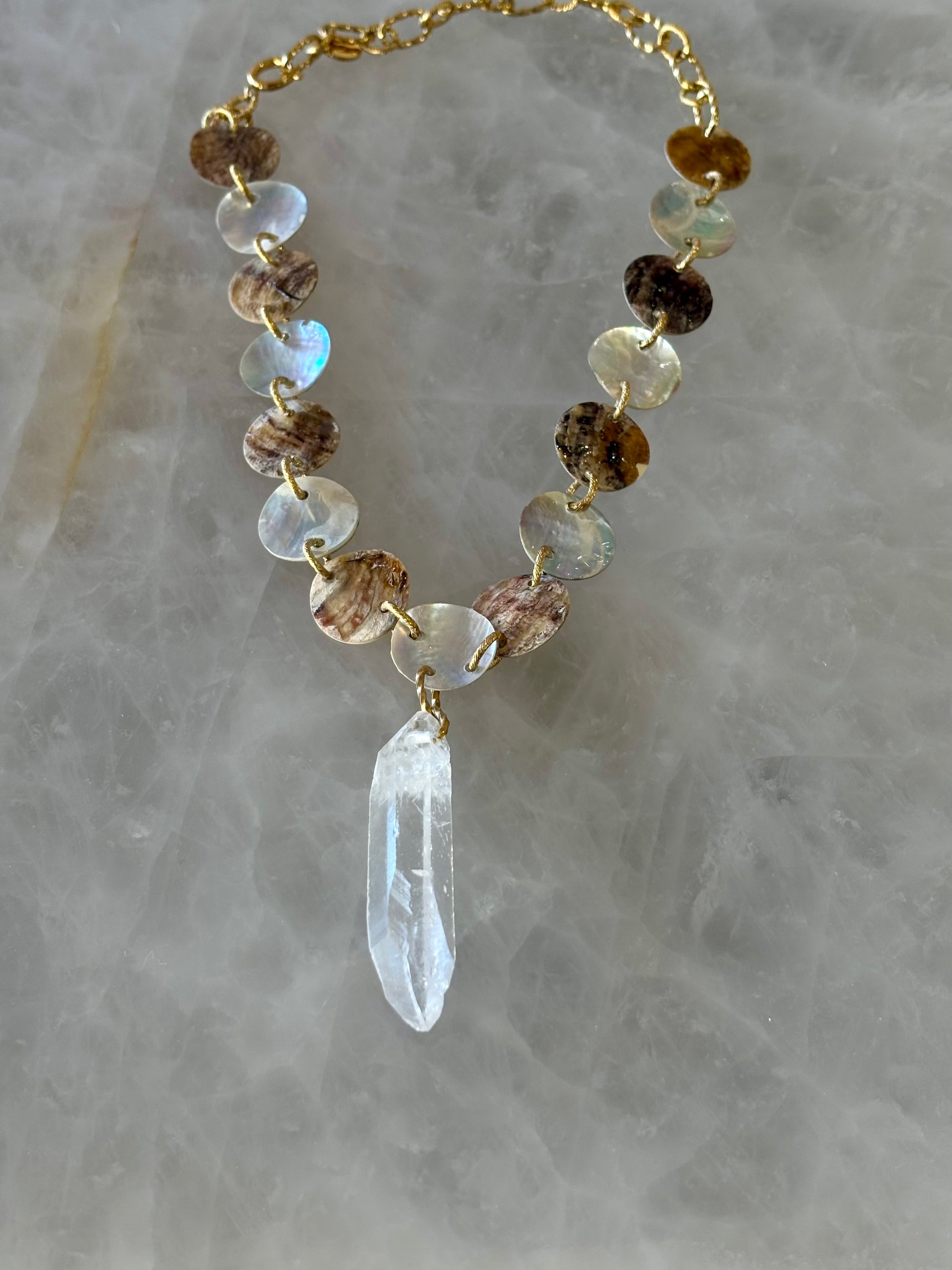 collier protecteur quart blanc et nacre spirituel