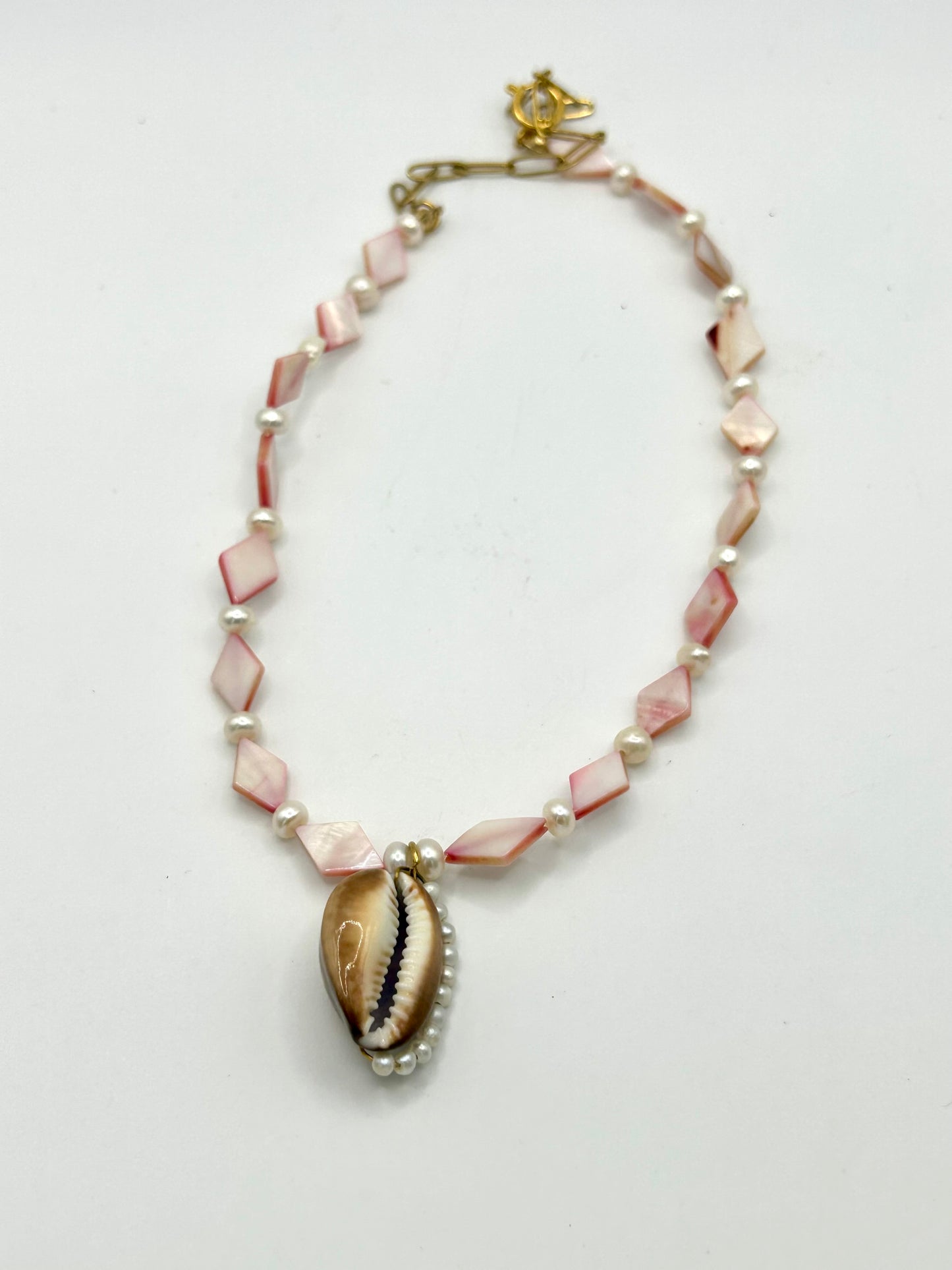 collier en nacre rose losange et coquillage caurie perle d'eau douce 