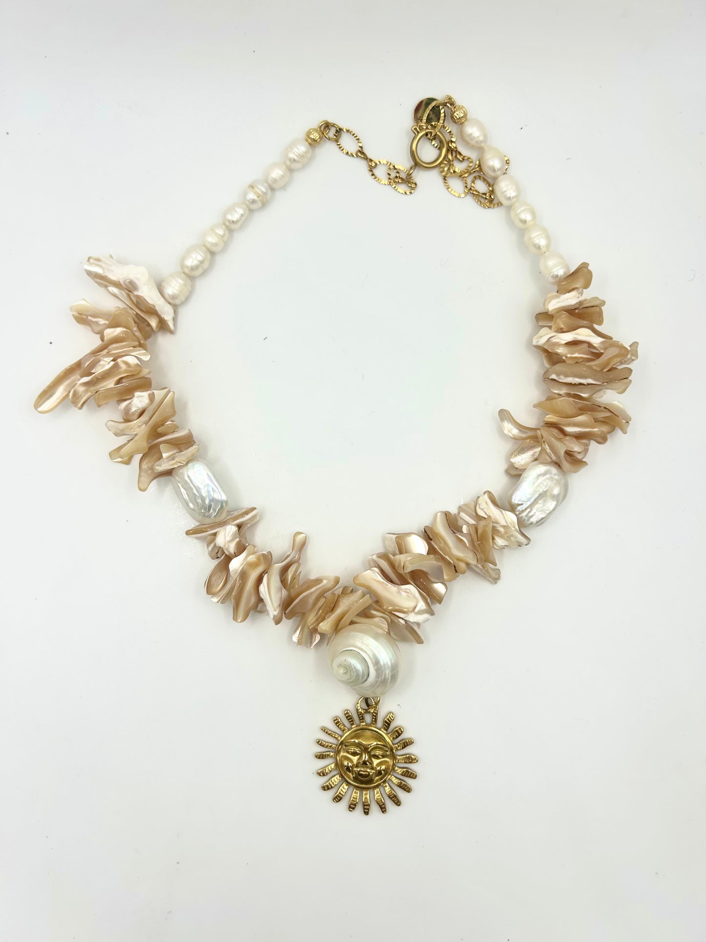 Lumière d’Écume – Collier en perles de culture, nacre & coquillage doré (Pièce unique)