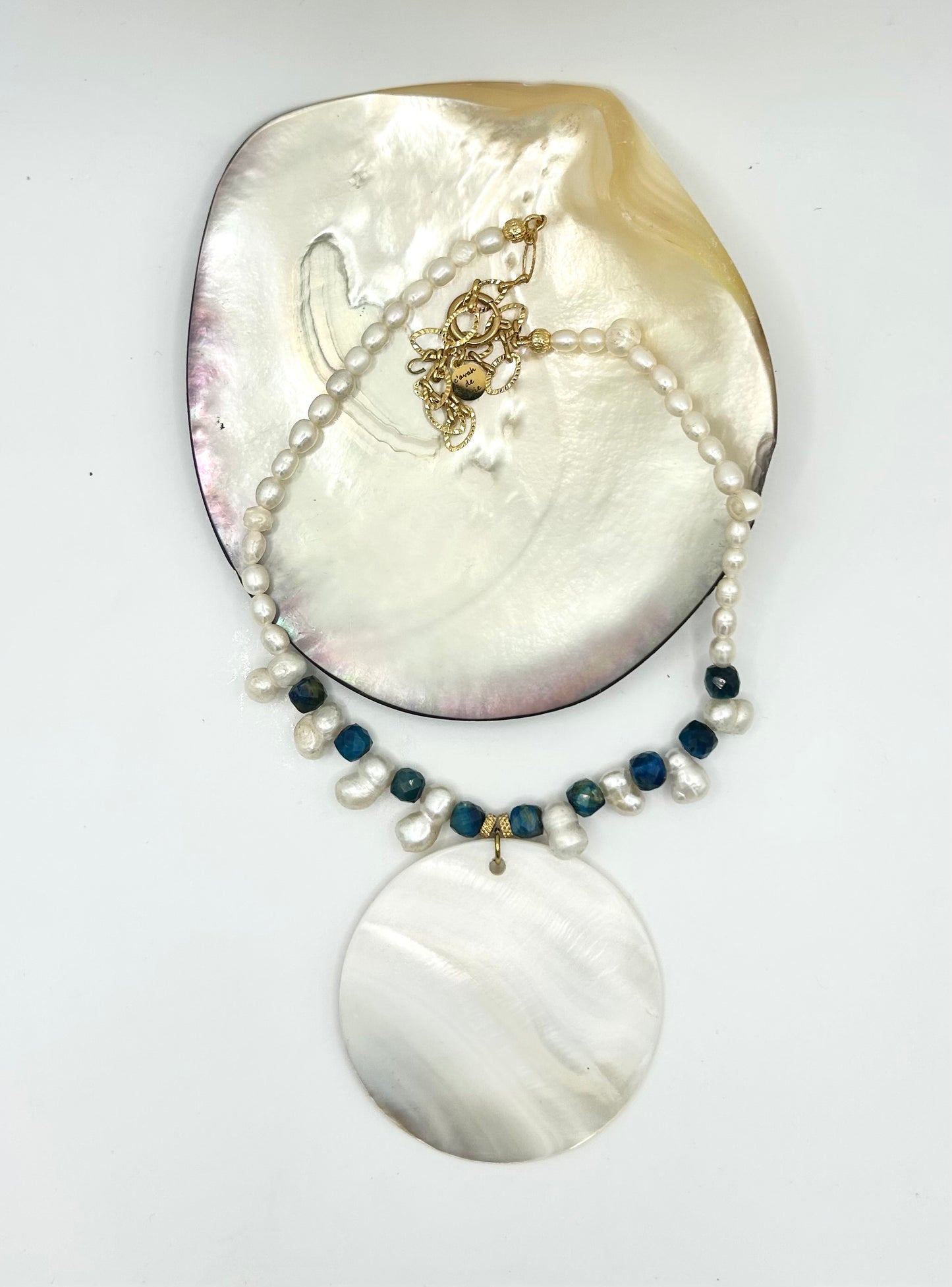 Clarté Sauvage nacre blanche & oeil de tigre bleu ,perles eau douce