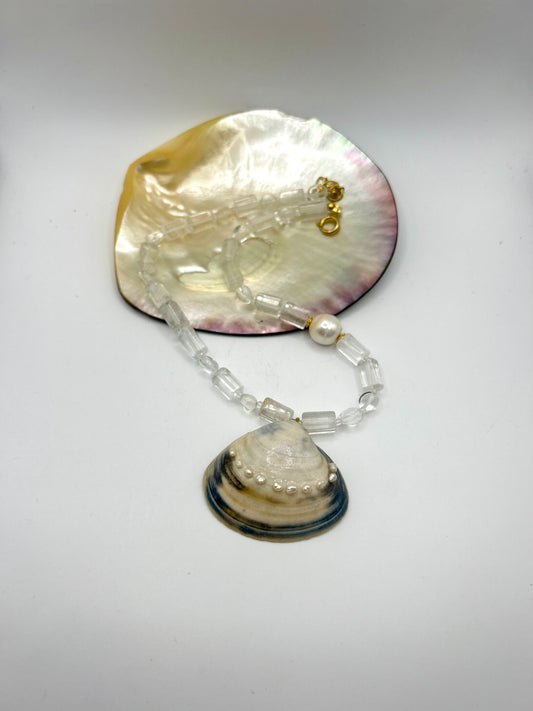 collier en quartz transparent et perle de culture et coquillage marbre 